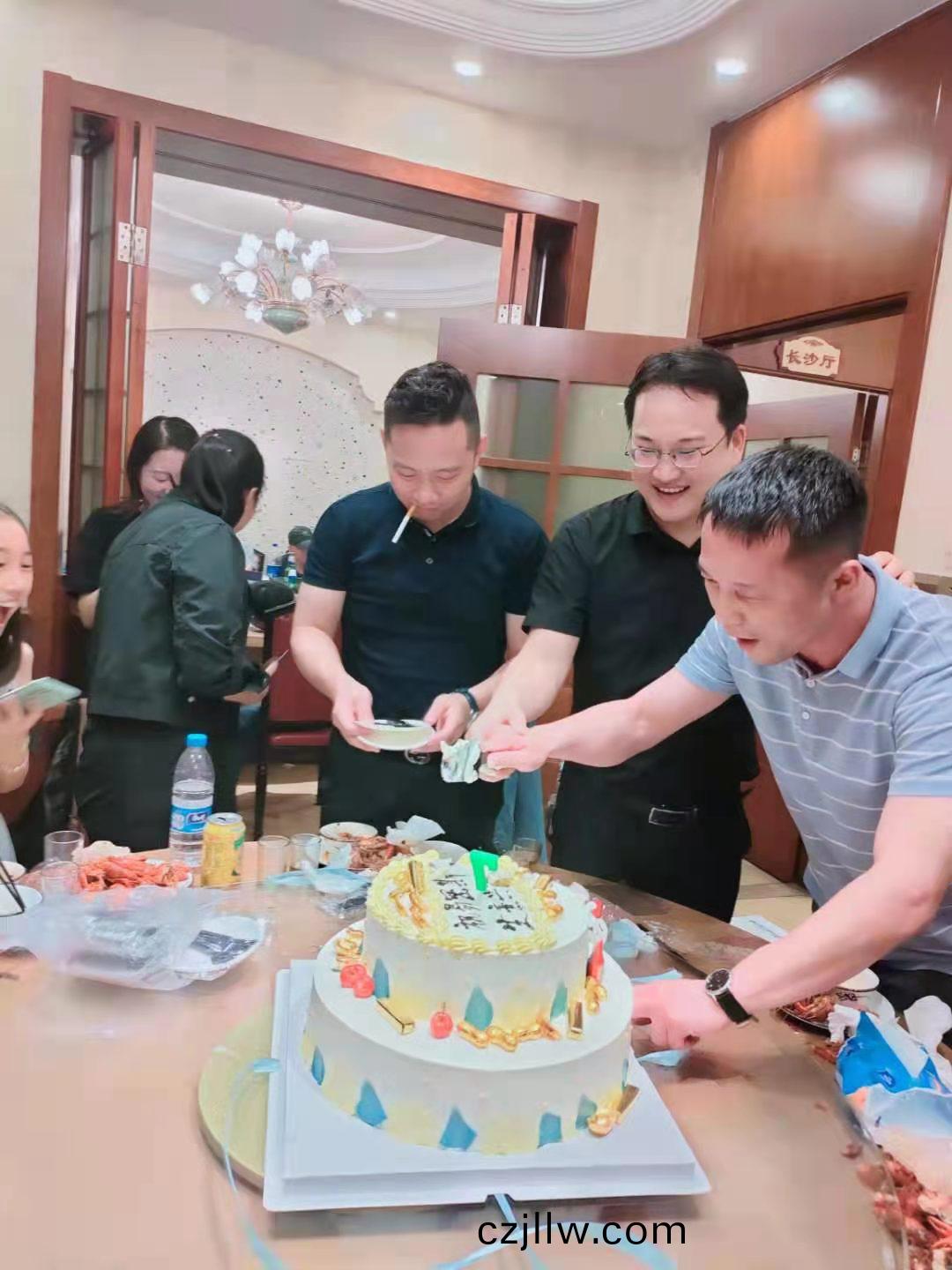 易密斯(si)7週年紀唸(nian)